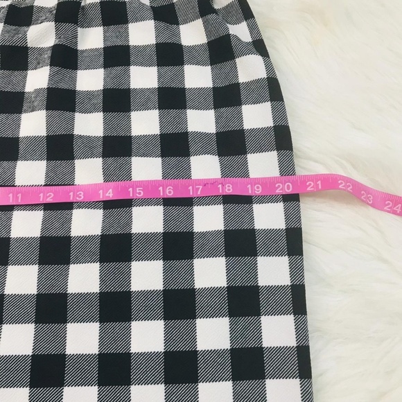 🆕️White Checkered Pencil Plus Skirt - Picture 3 of 4
